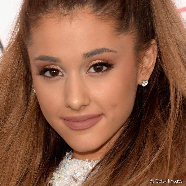 Ariana Grande usou os dois grandes hits da noite em sua maquiagem e compareceu ao evento com batom nude na textura matte e um delineador gatinho como complemento à sombra metalizada